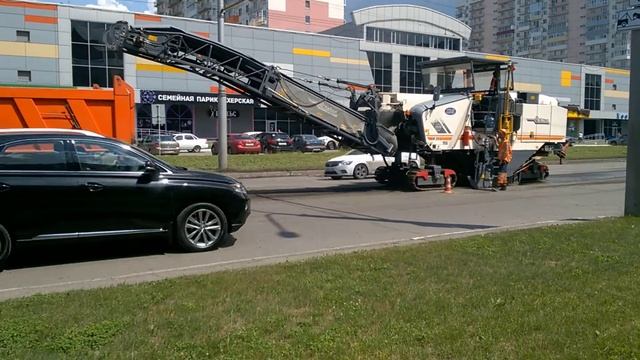 VLOG Большая спецтехника в работе. Смотрим как срезают асфальт. смотреть онлайн