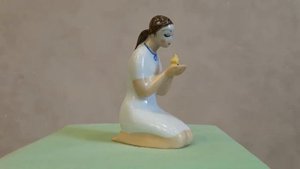 Статуэтки СССР. Девочка с цыплёнком. Песочное. Цена 1р 20к