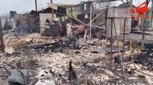 Сотрудники МЧС устраняют последствия пожара в Сосьве, где сгорело 122 дома