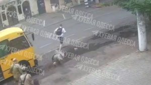 ТЦКшник в погоне за ухилянтом хотел сделать прыжок с места, как тигр, но упал рылом в лужу 🙄💥🐷