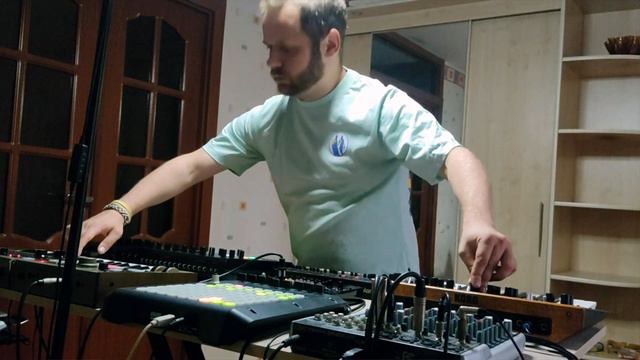 Korg Volca Beats+Behringer RD-8+Microkorg mk1+Korg Monologue+Roland JU-06A+Akai APC20 session#22 смотреть онлайн