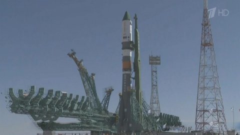 На космодроме Байконур завершается установка ракет..." с грузовиком "Прогресс" на стартовую площадку