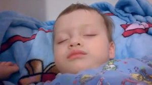 Смешно Храпит ребенок