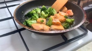 ПАПАРДЕЛИ С ЛОСОСЕМ И БРОККОЛИ В СЛИВОЧНОМ СОУСЕ!) хороший рецепт для ублажения девушки!)