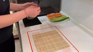 РОЛЛЫ С СЕМГОЙ И ОГУРЦОМ. РОЛЛЫ В ДОМАШНИХ УСЛОВИЯХ. ЛЕГКИЕ И ПРОСТЫЕ РОЛЛЫ ЗА 10 МИНУТ!