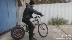 мопед из бензопилы и велосипеда.