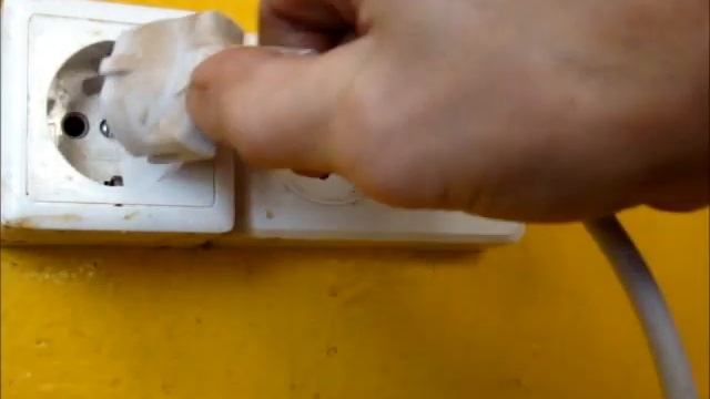 Штепсельный разъём вытаскиваем правильно