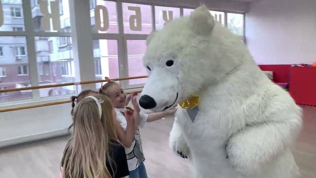 Белый медведь поздравил девочек Москва смотреть онлайн