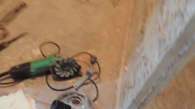 Маленький раздельный санузел в хрущёвке - зачистка стен под плитку и штукатурку