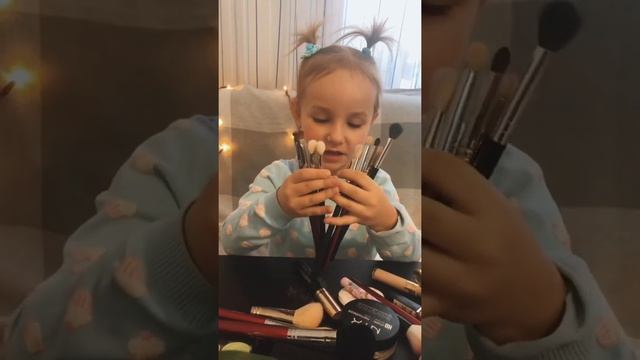 Алиса раскатывает про кисти для макияжа