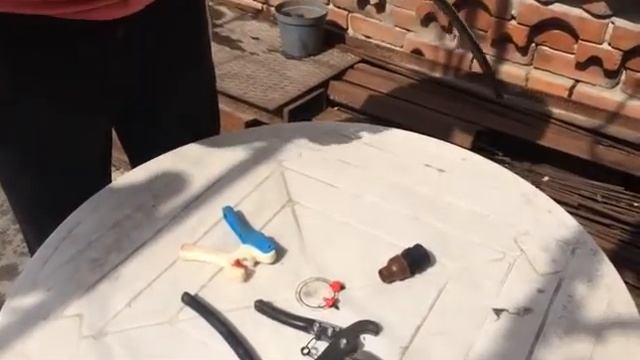 Монтаж внешних капельниц в слепую трубку для полива