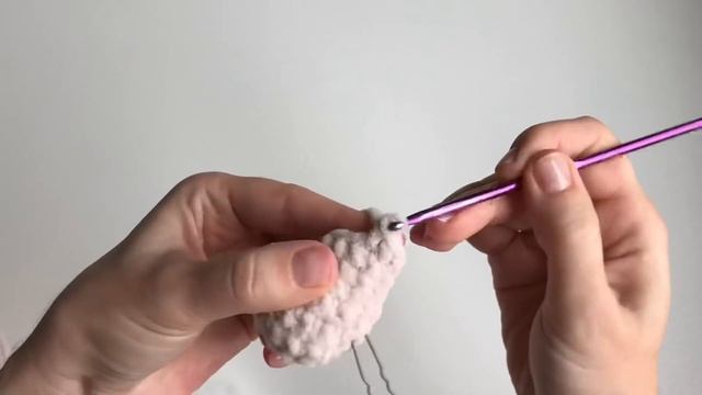 Мишка в платье крючком из плюшевой пряжи. МК. Часть 1 ручки и ножки смотреть онлайн