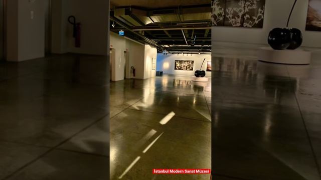 В Стамбуле советуем посетить музей ‘’İstanbul Modern Sanat Müzesi’’