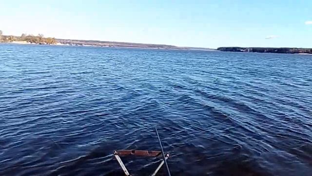 Удачная весенняя рыбалка в апреле одной удочкой с дамбы смотреть онлайн