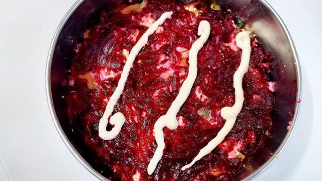 Салат с авокадо слабосоленой форелью и свеклой