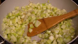Кабачки жареные с чесноком и яйцом