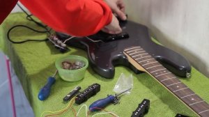 2021 Squier Affinity Замена звукоснимателей на электрогитаре. Pickups Alnico 2. Экранировка графито