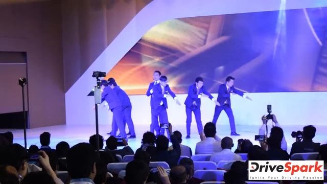 Toyota Innova Crysta India First Look: Specs, Features - Auto Expo 2016 | DriveSpark смотреть онлайн