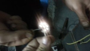 Светодиод горит от одного минуса