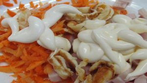 Салат с яичными блинчиками