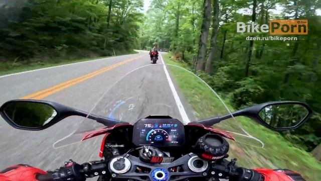 Прохват на суперспортах Ducati V4sp и Ducati 1199