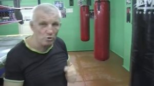 Бокс, отработка ударов сбоку, снизу.