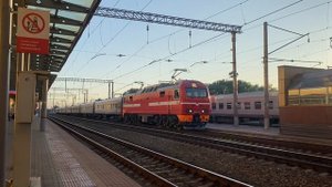 "СУПЕРЭКСКЛЮЗИВ" ЭП2К-107 с поездом 391 отправляется со станции Уфа, + приветливый машинист!(единый