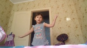 моя сестрёнка танцует и поёт =3