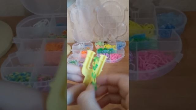 Браслет-перчатка из резинок на рогатке смотреть онлайн