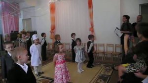 Дети поют песню на казахском языке