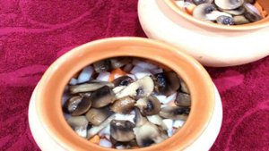 Картофель с овощами, грибами и майонезом в горшочках