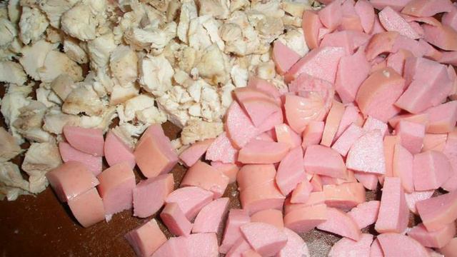 Салат Оливье с курицей, вареной колбасой и зеленым луком