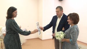 В пыть-яхском ЗАГСе поздравили супругов, отметивших серебряную свадьбу