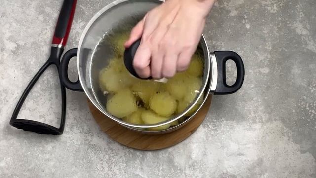 КАК ПРИГОТОВИТЬ ТОЛЧЕНУЮ КАРТОШКУ С МОЛОКОМ? Картофельное пюре с маслом и сыром, очень вкусно!