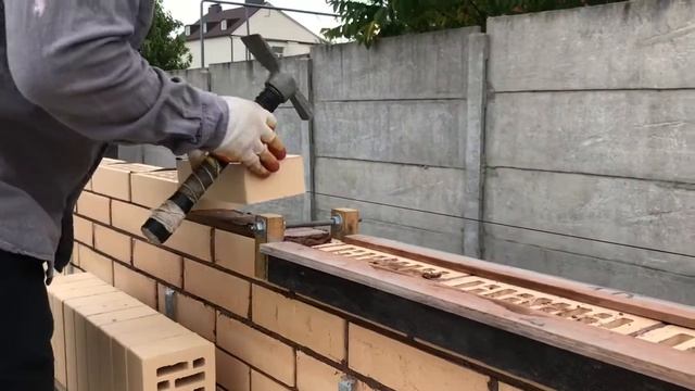 Качественная красивая кладка кирпича на кладочную смесь. Приспособление для кладки кирпича. Смесь.