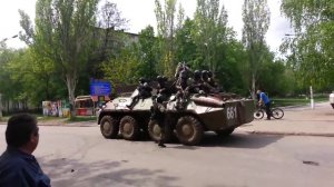 Донбасовцы освистывают и прогоняют нац гвардию  май 2014