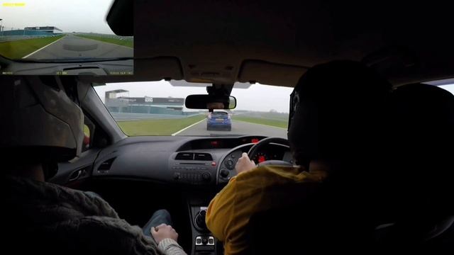 Track Battle Ford Fiesta ST180 vs Honda Civic FN2 at Donington Park смотреть онлайн
