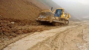 KOMATSU бульдозер, очистка дороги