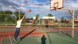 Бросок баскетбольным мячом в кольцо, в замедленном действии