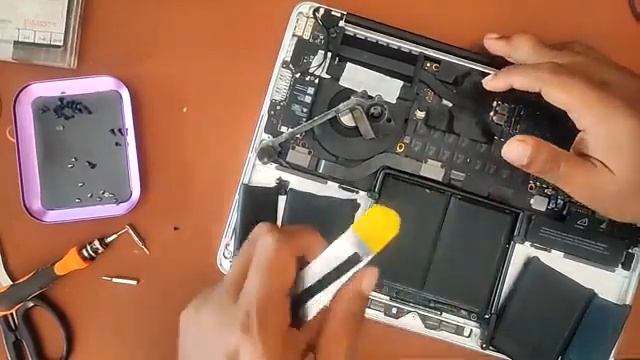 Change Battery Macbook pro A1502  Pusat Servis Laptop Muallim 01164609634