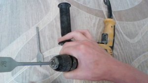 Видео: Как вставлять и доставать перовые сверла из дрели?