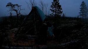 БУШКРАФТ В ЛЕСУ. СТРОЮ УБЕЖИЩЕ В ТАЙГЕ.