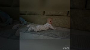 Ребёнок учится ползать