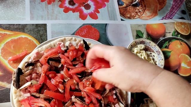 Пицца с грибами, ветчиной и сыром