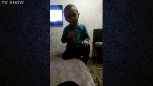 Видео с болтающим мальчиком. Мальчик учит стих Мем.