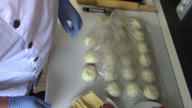 Плетенка с колбасой, сыром и помидором смотреть онлайн