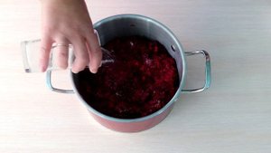 Острая закуска из свёклы с хреном  Готовится просто и быстро