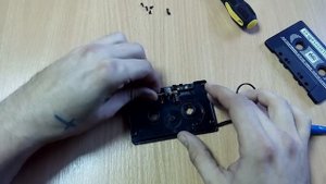 Кассета адаптер для прослушивания музыки в авто. Обзор с разбором