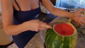 КАК ПРАВИЛЬНО РЕЗАТЬ АРБУЗ ВДОЛЬ ИЛИ ПОПЕРЕК ✔ Смотри и учись!