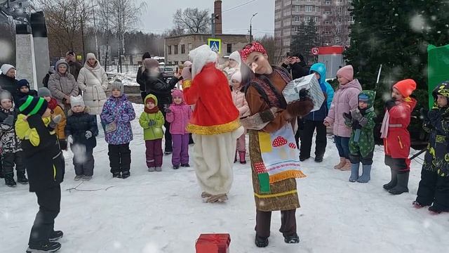 Новый год к нам мчится